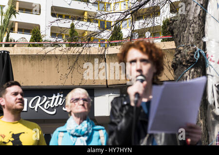 Berlin, Berlin, Deutschland. 1. April 2017. Bewohner Kundgebung gegen den Verkauf von '' Neue Kreuzberger Zentrum'' (NKZ) am Kottbusser Tor auf private, angeblich internationale Immobilien-Investor. Rund 1200 Menschen leben in 295 Mietobjekte im Gebäude, es wurde als Modellprojekt im Jahr 1974 eröffnet, es bald zu einem sozialen Brennpunkt. Bildnachweis: Jan Scheunert/ZUMA Draht/Alamy Live-Nachrichten Stockfoto