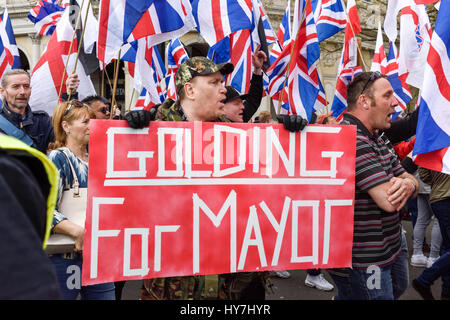 London, UK. 1. April 2017. Polizei verhaftet Mitglieder der antifaschistischen Gruppen versuchen, ein März-Formular gehen einen Kopf gehaltenen EDL und Großbritannien zunächst zu stören. Tommy Robinson ehemaliger Führer der English Defence League machte eine Rede und Notwendigkeit polizeilichen Schutz hat Fragen aus der hand bekam. Bildnachweis: Ian Francis/Alamy Live-Nachrichten Stockfoto