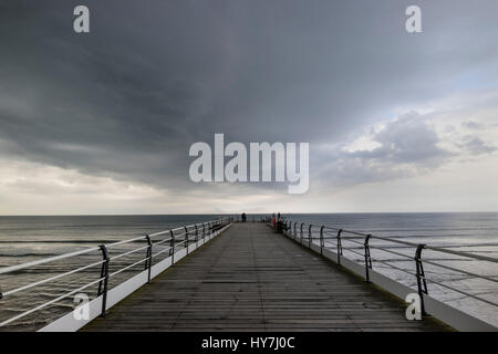 Saltburn-by-the-Sea, Cleveland, UK.  Samstag, 1. April 2017. Großbritannien Wetter.  Schwere April Schauer und Gewitter betroffen Teile der Küste von Nordostengland heute Nachmittag. Bildnachweis: David Forster/Alamy Live-Nachrichten Stockfoto