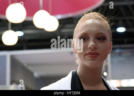 Düsseldorf, Deutschland. 1. April 2017. Modell Anna Ermakova, Tochter von Boris Becker auf dem Stand von Miss Lasher auf kosmetische & Wellness Messe "Beauty 2017" in Düsseldorf, 1. April 2017. Foto: Horst Ossinger, Dpa/Alamy Live-Nachrichten Stockfoto