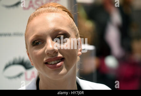 Düsseldorf, Deutschland. 1. April 2017. Modell Anna Ermakova, Tochter von Boris Becker auf dem Stand von Miss Lasher auf kosmetische & Wellness Messe "Beauty 2017" in Düsseldorf, 1. April 2017. Foto: Horst Ossinger, Dpa/Alamy Live-Nachrichten Stockfoto