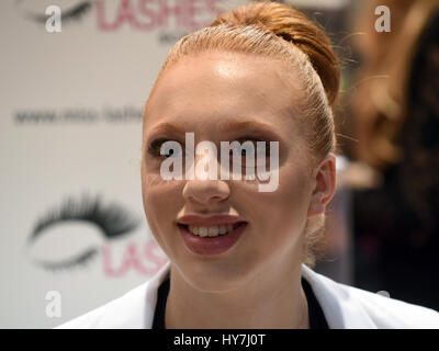 Düsseldorf, Deutschland. 1. April 2017. Modell Anna Ermakova, Tochter von Boris Becker auf dem Stand von Miss Lasher auf kosmetische & Wellness Messe "Beauty 2017" in Düsseldorf, 1. April 2017. Foto: Horst Ossinger, Dpa/Alamy Live-Nachrichten Stockfoto