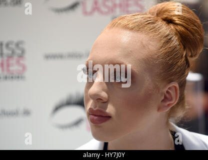 Düsseldorf, Deutschland. 1. April 2017. Modell Anna Ermakova, Tochter von Boris Becker auf dem Stand von Miss Lasher auf kosmetische & Wellness Messe "Beauty 2017" in Düsseldorf, 1. April 2017. Foto: Horst Ossinger, Dpa/Alamy Live-Nachrichten Stockfoto