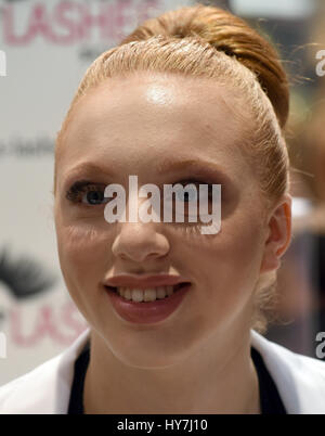 Düsseldorf, Deutschland. 1. April 2017. Modell Anna Ermakova, Tochter von Boris Becker auf dem Stand von Miss Lasher auf kosmetische & Wellness Messe "Beauty 2017" in Düsseldorf, 1. April 2017. Foto: Horst Ossinger, Dpa/Alamy Live-Nachrichten Stockfoto