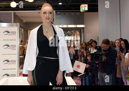 Düsseldorf, Deutschland. 1. April 2017. Modell Anna Ermakova, Tochter von Boris Becker auf dem Stand von Miss Lasher auf kosmetische & Wellness Messe "Beauty 2017" in Düsseldorf, 1. April 2017. Foto: Horst Ossinger, Dpa/Alamy Live-Nachrichten Stockfoto