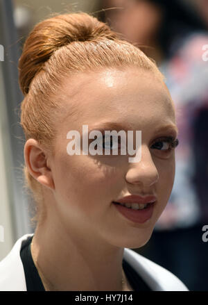 Düsseldorf, Deutschland. 1. April 2017. Modell Anna Ermakova, Tochter von Boris Becker auf dem Stand von Miss Lasher auf kosmetische & Wellness Messe "Beauty 2017" in Düsseldorf, 1. April 2017. Foto: Horst Ossinger, Dpa/Alamy Live-Nachrichten Stockfoto