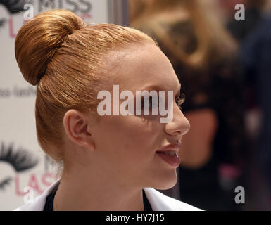 Düsseldorf, Deutschland. 1. April 2017. Modell Anna Ermakova, Tochter von Boris Becker auf dem Stand von Miss Lasher auf kosmetische & Wellness Messe "Beauty 2017" in Düsseldorf, 1. April 2017. Foto: Horst Ossinger, Dpa/Alamy Live-Nachrichten Stockfoto