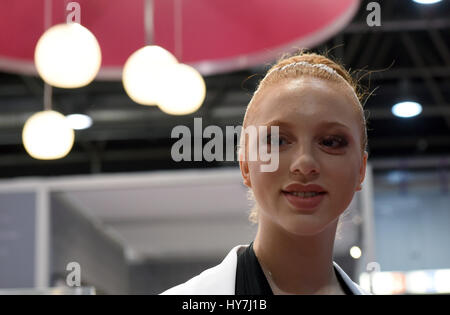 Düsseldorf, Deutschland. 1. April 2017. Modell Anna Ermakova, Tochter von Boris Becker auf dem Stand von Miss Lasher auf kosmetische & Wellness Messe "Beauty 2017" in Düsseldorf, 1. April 2017. Foto: Horst Ossinger, Dpa/Alamy Live-Nachrichten Stockfoto