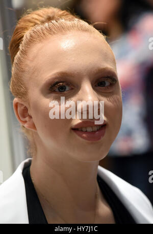 Düsseldorf, Deutschland. 1. April 2017. Modell Anna Ermakova, Tochter von Boris Becker auf dem Stand von Miss Lasher auf kosmetische & Wellness Messe "Beauty 2017" in Düsseldorf, 1. April 2017. Foto: Horst Ossinger, Dpa/Alamy Live-Nachrichten Stockfoto