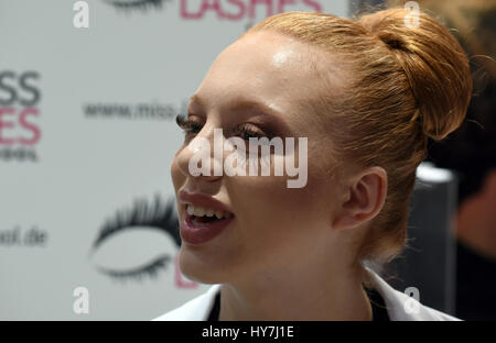 Düsseldorf, Deutschland. 1. April 2017. Modell Anna Ermakova, Tochter von Boris Becker auf dem Stand von Miss Lasher auf kosmetische & Wellness Messe "Beauty 2017" in Düsseldorf, 1. April 2017. Foto: Horst Ossinger, Dpa/Alamy Live-Nachrichten Stockfoto