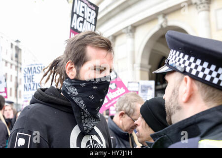 London, UK. 1. April 2017. Polizei verhaftet Mitglieder der antifaschistischen Gruppen versuchen, ein März-Formular gehen einen Kopf gehaltenen EDL und Großbritannien zunächst zu stören. Tommy Robinson ehemaliger Führer der English Defence League machte eine Rede und Notwendigkeit polizeilichen Schutz hat Fragen aus der hand bekam. Bildnachweis: Ian Francis/Alamy Live-Nachrichten Stockfoto