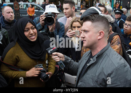 London, UK. 1. April 2017. Ehemaliger English Defence League Führer Tommy Robinson spricht einer muslimischen Frau während einer Protestaktion mit dem Titel "London Marsch gegen den Terrorismus" als Reaktion auf den März 22 Westminster Terror-Anschlag Credit: Thabo Jaiyesimi/Alamy Live News Stockfoto