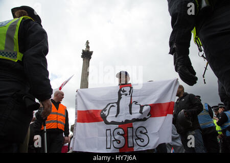 London, UK. 1. April 2017. EDL Demostrators alt eine St Georges Flagge in Trafalgar square während einer Protestaktion mit dem Titel "London Marsch gegen den Terrorismus" als Reaktion auf den März 22 Westminster Terror-Anschlag. Bildnachweis: Thabo Jaiyesimi/Alamy Live-Nachrichten Stockfoto