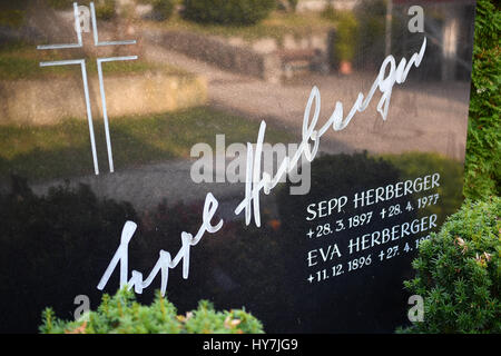 Weinheim, Deutschland. 14. März 2017. Blick auf dem Grabstein des ehemaligen deutschen Fußball Trainer Sepp Herberger in Weinheim, Deutschland, 14. März 2017. Sepp Herberger war der Bundestrainer Wenn Deutschland mit einem 3:2-Sieg über Ungarn die Weltmeisterschaft gewonnen. Foto: Uwe Anspach/Dpa/Alamy Live News Stockfoto