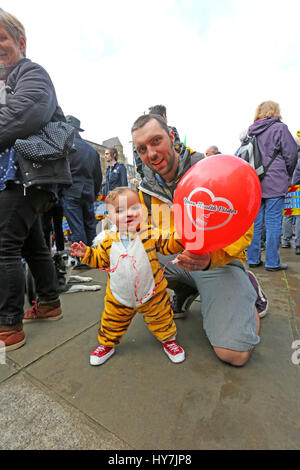 Leeds, UK. 1. April 2017. Ein Kind mit einem roten Ballon, Leeds, 1. April 2017 (C) Barbara Koch/Alamy Live News Bildnachweis: Barbara Koch/Alamy Live News Stockfoto