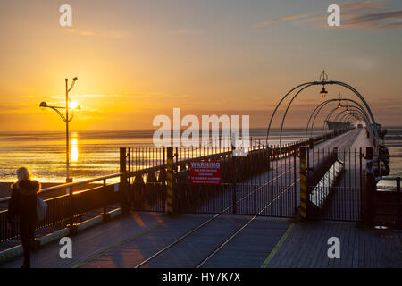 Southport, Merseyside, England. Großbritannien Wetter. 1. April 2017. Sonnenuntergang und klarem Himmel über den umfangreichen Sand des Kurorts Nordwesten. Nach einem Tag des April Duschen die Regen nachgelassen haben und es wird voraussichtlich zu einer trockenen kälteren Nacht, mit der Möglichkeit von Dunst oder Nebel über der Küste führen. Kredite; MediaWorldImages/AlamyLiveNews. Stockfoto