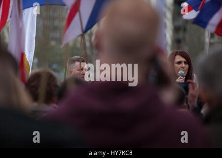 London, UK. 1. April 2017. Paul Golding, Führer der Britain First und Jayda Fransen, Führer der ersten Großbritannien bei einem Protest von der rechtsextremen Gruppe am Victoria Embankment handeln. Bildnachweis: Mark Kerrison/Alamy Live-Nachrichten Stockfoto