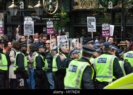 London, UK. 1. April 2017. Polizisten bilden einen Kordon um Unterstützer von Unite Against Fascism und anderen antifaschistischen Gruppen protestieren gegenüber eine Kneipe, die durch Mitglieder der rechtsextremen English Defence League besetzt. Bildnachweis: Mark Kerrison/Alamy Live-Nachrichten Stockfoto