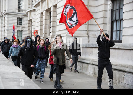 London, UK. 1. April 2017. Antifaschisten bewegen entlang Whitehall auf einen dafür vorgesehenen statischen Protest-Punkt auf der Victoria Embankment. Bildnachweis: Mark Kerrison/Alamy Live-Nachrichten Stockfoto