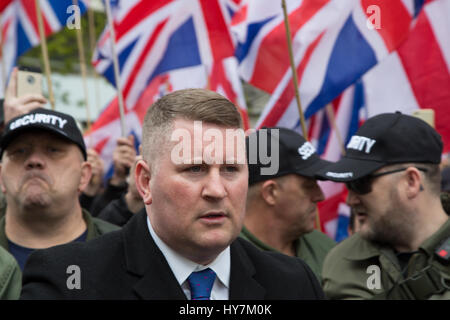 London UK 1. April 2017 Britain First Führer Paul Golding sieht man während einer Protestaktion mit dem Titel "London Marsch gegen den Terrorismus" als Antwort bis 22. März Westminster Terror-Anschlag. Stockfoto