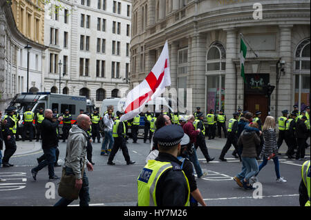 London, UK. 1. April 2017.  Die English Defence League (EDL) und Britain First statt einen Protestmarsch durch London. Die erste britische Gruppe protestierten gegen den Terrorismus als Reaktion auf die Grund-Terroranschlag in London am 22. März 2017.  Die Polizei musste mehrere Straßen im Rahmen der Kontrolle von Menschenmengen zu schließen. Andrew Steven Graham/Alamy Live-Nachrichten Stockfoto