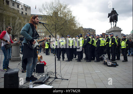 London, UK. 1. April 2017.  Die English Defence League (EDL) und Britain First statt einen Protestmarsch durch London. Die erste britische Gruppe protestierten gegen den Terrorismus als Reaktion auf die Grund-Terroranschlag in London am 22. März 2017. Eine Band weiterhin als Polizei zog einen Zähler Protest zurückhalten busk. Andrew Steven Graham/Alamy Live-Nachrichten Stockfoto