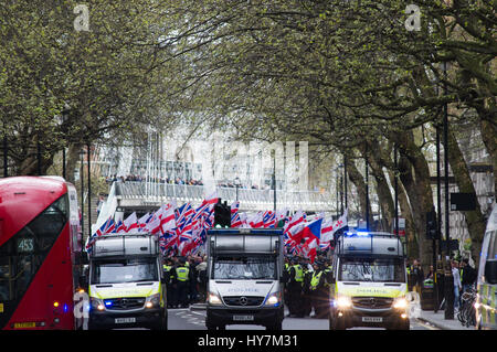 London, UK. 1. April 2017.  Die English Defence League (EDL) und Britain First statt einen Protestmarsch durch London. Die erste britische Gruppe protestierten gegen den Terrorismus als Reaktion auf die Grund-Terroranschlag in London am 22. März 2017. Polizei führen die Demonstranten durch London. Andrew Steven Graham/Alamy Live-Nachrichten Stockfoto