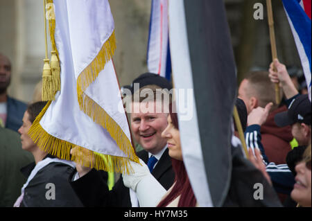 London, UK. 1. April 2017.  Die English Defence League (EDL) und Britain First statt einen Protestmarsch durch London. Die erste britische Gruppe protestierten gegen den Terrorismus als Reaktion auf die Grund-Terroranschlag in London am 22. März 2017. Paul Golding, war einer der Führer der Britain First auf der Vorderseite des Marsches. Andrew Steven Graham/Alamy Live-Nachrichten Stockfoto