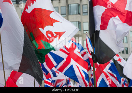 London, UK. 1. April 2017.  Die English Defence League (EDL) und Britain First statt einen Protestmarsch durch London. Die erste britische Gruppe protestierten gegen den Terrorismus als Reaktion auf die Grund-Terroranschlag in London am 22. März 2017. Fahnen winkten während des Marsches. Andrew Steven Graham/Alamy Live-Nachrichten Stockfoto