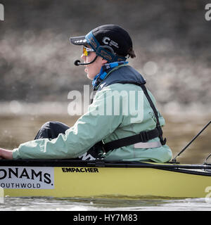 London, UK. 1. April 2017. Cambridge University Women Boat Club auf eine endgültige Praxis Ausflug vor der Cancer Research UK Regatten am 2. April 2017 stattfinden.  Crew-Liste:-CUWBC blaues Boot: (NB tragen viele der Besatzung zum verwechseln überwiegend dunkelblau aber Cox ist in hellem Blau und es ist das Cambridge Blau Boot, das abgebildet ist!) Bogen: Bogen: Ashton Brown, 2: Imogen Grant, 3: Claire Lambe, 4: Anna Dawson, 5: Holly Hill, 6: Alice weiß, 7: Myriam Goudet, Schlaganfall: Melissa Wilson, Cox: Matthew Holland. Trainer: Rob Baker. Bildnachweis: Duncan Grove/Alamy Live-Nachrichten Stockfoto