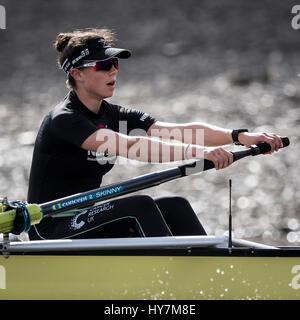 London, UK. 1. April 2017. Cambridge University Women Boat Club auf eine endgültige Praxis Ausflug vor der Cancer Research UK Regatten am 2. April 2017 stattfinden.  Crew-Liste:-CUWBC blaues Boot: (NB tragen viele der Besatzung zum verwechseln überwiegend dunkelblau aber Cox ist in hellem Blau und es ist das Cambridge Blau Boot, das abgebildet ist!) Bogen: Bogen: Ashton Brown, 2: Imogen Grant, 3: Claire Lambe, 4: Anna Dawson, 5: Holly Hill, 6: Alice weiß, 7: Myriam Goudet, Schlaganfall: Melissa Wilson, Cox: Matthew Holland. Trainer: Rob Baker. Bildnachweis: Duncan Grove/Alamy Live-Nachrichten Stockfoto