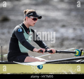 London, UK. 1. April 2017. Cambridge University Women Boat Club auf eine endgültige Praxis Ausflug vor der Cancer Research UK Regatten am 2. April 2017 stattfinden.  Crew-Liste:-CUWBC blaues Boot: (NB tragen viele der Besatzung zum verwechseln überwiegend dunkelblau aber Cox ist in hellem Blau und es ist das Cambridge Blau Boot, das abgebildet ist!) Bogen: Bogen: Ashton Brown, 2: Imogen Grant, 3: Claire Lambe, 4: Anna Dawson, 5: Holly Hill, 6: Alice weiß, 7: Myriam Goudet, Schlaganfall: Melissa Wilson, Cox: Matthew Holland. Trainer: Rob Baker. Bildnachweis: Duncan Grove/Alamy Live-Nachrichten Stockfoto