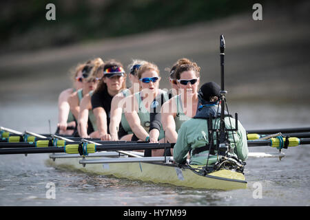 London, UK. 1. April 2017. Cambridge University Women Boat Club auf eine endgültige Praxis Ausflug vor der Cancer Research UK Regatten am 2. April 2017 stattfinden.  Crew-Liste:-CUWBC blaues Boot: (NB tragen viele der Besatzung zum verwechseln überwiegend dunkelblau aber Cox ist in hellem Blau und es ist das Cambridge Blau Boot, das abgebildet ist!) Bogen: Bogen: Ashton Brown, 2: Imogen Grant, 3: Claire Lambe, 4: Anna Dawson, 5: Holly Hill, 6: Alice weiß, 7: Myriam Goudet, Schlaganfall: Melissa Wilson, Cox: Matthew Holland. Trainer: Rob Baker. Bildnachweis: Duncan Grove/Alamy Live-Nachrichten Stockfoto