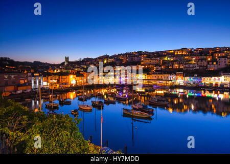 Brixham, Devon, UK.  1. April 2017.  Großbritannien Wetter.   Die Stadt und den Hafen von Brixham Devon beleuchtet durch die Straßenbeleuchtung nach Sonnenuntergang verwandelt sich Tag in Nacht auf einen Abend mit klarem Himmel.  Bildnachweis: Graham Hunt/Alamy Live-Nachrichten Stockfoto