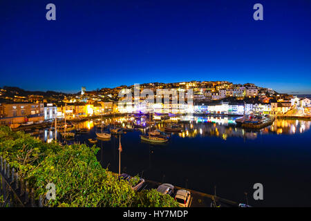 Brixham, Devon, UK.  1. April 2017.  Großbritannien Wetter.   Die Stadt und den Hafen von Brixham Devon beleuchtet durch die Straßenbeleuchtung nach Sonnenuntergang verwandelt sich Tag in Nacht auf einen Abend mit klarem Himmel.  Bildnachweis: Graham Hunt/Alamy Live-Nachrichten Stockfoto