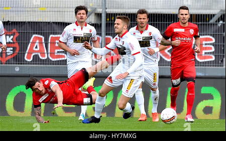 Sion, Schweiz. 1. April 2017. Raiffeisen Superliga, FC Sion - FC Thun, Gregory Karlen (FC Sion 12) Duell mit Dennis Hediger(FC Thun 17) Foto: Cronos/Frederic Dubuis/Alamy Live News Stockfoto