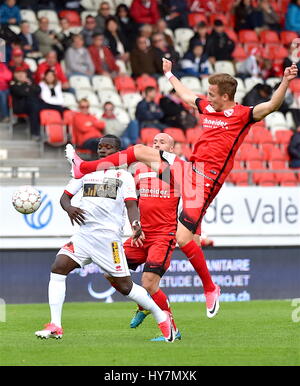 Sion, Schweiz. 1. April 2017. Raiffeisen Superliga, FC Sion - FC Thun, Chadrac Akolo (FC Sion 13) Duell mit Nicolas Burgy (FC Thun 32) Foto: Cronos/Frederic Dubuis/Alamy Live News Stockfoto