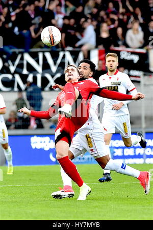 Sion, Schweiz. 1. April 2017. Raiffeisen Superliga, FC Sion - FC Thun, Carlitos (FC Sion) Duell mit Mickael Facchinetti (FC Thun 7) Foto: Cronos/Frederic Dubuis/Alamy Live News Stockfoto