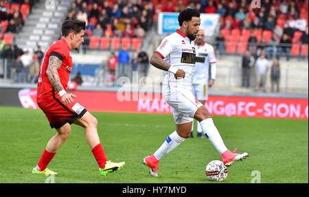 Sion, Schweiz. 1. April 2017. Raiffeisen Superliga, FC Sion - FC Thun, Carlitos (FC Sion) Duell mit Dennis Hediger (FC Thun 17) Foto: Cronos/Frederic Dubuis/Alamy Live News Stockfoto