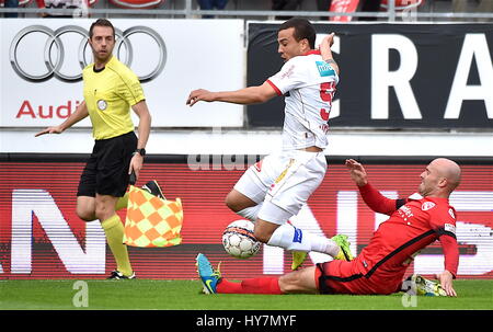 Sion, Schweiz. 1. April 2017. Raiffeisen Superliga, FC Sion - FC Thun, Nicolas Luchinger (FC Sion 50) Duell mit Thomas Reinmann (FC Thun 26) Foto: Cronos/Frederic Dubuis/Alamy Live News Stockfoto