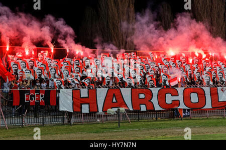 Budapest, Ungarn. 1. April 2017. Die Ultras von Budapest Honved halten, dass die Bilder von Ferenc Puskas während die ungarische OTP Bank Liga zwischen Budapest Honved und Ferencvarosi TC bei Bozsik Stadion am 1. April 2017 in Budapest, Ungarn übereinstimmen. Die Fans feiern den 90. Geburtstag von den ungarischen Fußball-Legende. Bildnachweis: Laszlo Szirtesi/Alamy Live-Nachrichten Stockfoto