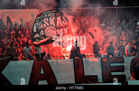 Budapest, Ungarn. 1. April 2017. Die Ultras von Budapest Honved Welle "Puskas Armee" Flagge während der ungarische OTP Bank Liga-Match zwischen Budapest Honved und Ferencvarosi TC bei Bozsik Stadion am 1. April 2017 in Budapest, Ungarn. Bildnachweis: Laszlo Szirtesi/Alamy Live-Nachrichten Stockfoto