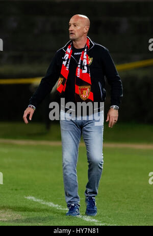 Budapest, Ungarn. 1. April 2017. Trainer Marco Rossi von Budapest Honved Uhren das Spiel während der ungarische OTP Bank Liga zwischen Budapest Honved und Ferencvarosi TC bei Bozsik Stadion am 1. April 2017 in Budapest, Ungarn übereinstimmen. Bildnachweis: Laszlo Szirtesi/Alamy Live-Nachrichten Stockfoto