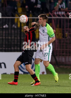 Budapest, Ungarn. 1. April 2017. Davide Lanzafame (L) von Budapest Honved kämpft um den Ball mit Michal Nalepa #27 Ferencvarosi TC während das ungarische OTP Bank Liga-Spiel zwischen Budapest Honved und Ferencvarosi TC bei Bozsik Stadion am 1. April 2017 in Budapest, Ungarn. Bildnachweis: Laszlo Szirtesi/Alamy Live-Nachrichten Stockfoto