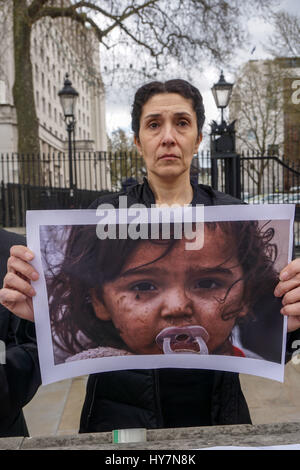 London, UK. 1. April 2017. TADHAMUN "Irak-Frauen-Solidarität" Protest gegen US-Bombardierung von Mosul über 200 Zivilisten am 17. Marck 2017 bei West Mosul getötet. Proteste-Nachfrage ist die Bombardierung zu stoppen, In der Tat U.S. nicht bombardieren ISIS sondern Zivilisten. Warum Sie uns töten? außen Downing Street, London, UK. Bildnachweis: Siehe Li/Alamy Live News Stockfoto