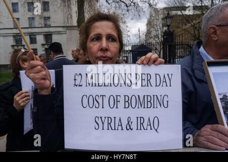 London, UK. 1. April 2017. TADHAMUN "Irak-Frauen-Solidarität" Protest gegen US-Bombardierung von Mosul über 200 Zivilisten am 17. Marck 2017 bei West Mosul getötet. Proteste-Nachfrage ist die Bombardierung zu stoppen, In der Tat U.S. nicht bombardieren ISIS sondern Zivilisten. Warum Sie uns töten? außen Downing Street, London, UK. Bildnachweis: Siehe Li/Alamy Live News Stockfoto