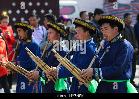 Menschen besuchen das 2016 Miao traditionelle Huashan Festival die Mittel für Ernte und Jugend aus dem Xingwen County, Provinz Sichuan, China am 1. April 2017 beten Berg blühen. Stockfoto