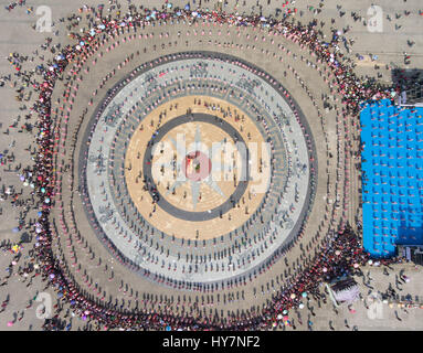 Menschen besuchen das 2016 Miao traditionelle Huashan Festival die Mittel für Ernte und Jugend aus dem Xingwen County, Provinz Sichuan, China am 1. April 2017 beten Berg blühen. Stockfoto