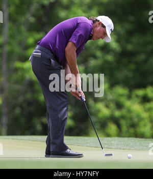 Humble, Texas, USA. 1. April 2017. Phil Mickelson setzt auf das 16. Loch während der dritten Runde der Shell Houston Open im Golf Club in Houston in Humble, Texas. John Glaser/CSM/Alamy Live-Nachrichten Stockfoto