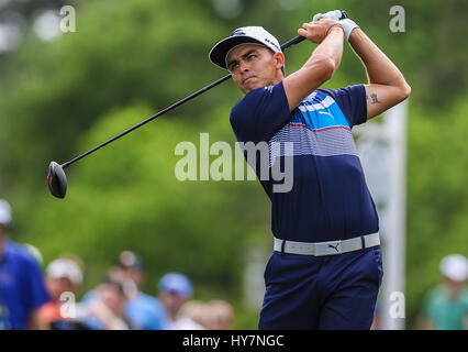 Humble, Texas, USA. 1. April 2017. Rickie Fowler trifft ein Schuss des t-Stücks in der dritten Runde der Shell Houston Open im Golf Club in Houston in Humble, Texas. John Glaser/CSM/Alamy Live-Nachrichten Stockfoto